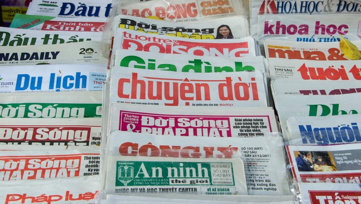 Bunte Zeitungstitel in Saigon
